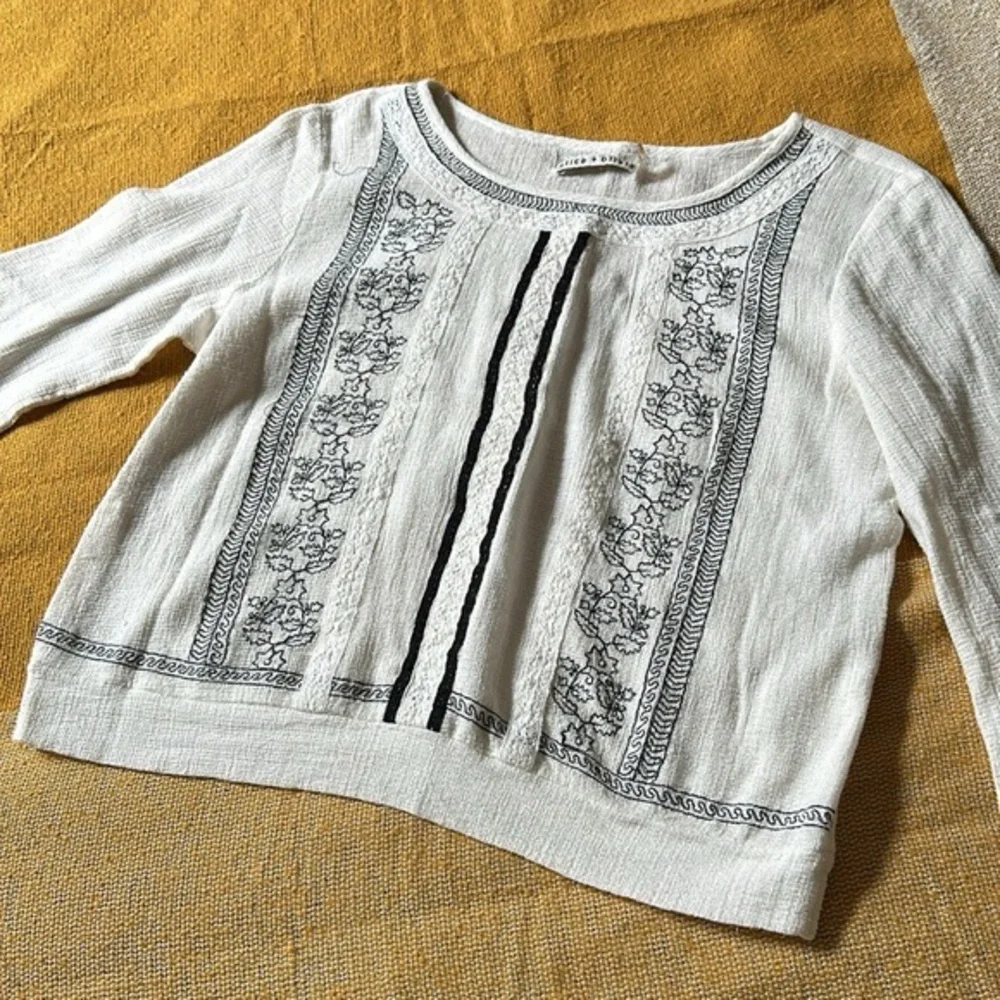 <3 Alice + Olivia Janelle Embroidered Peasant Blouse